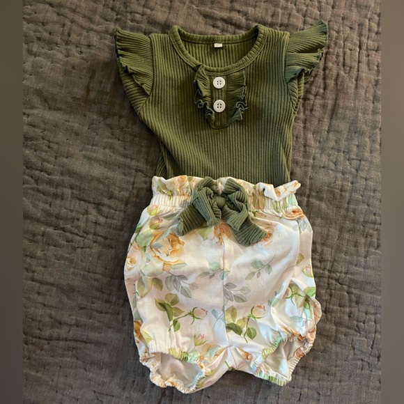 Matching green ribbed onesie ruffle bubble shorts set floral 3 month - Picture 4 of 4